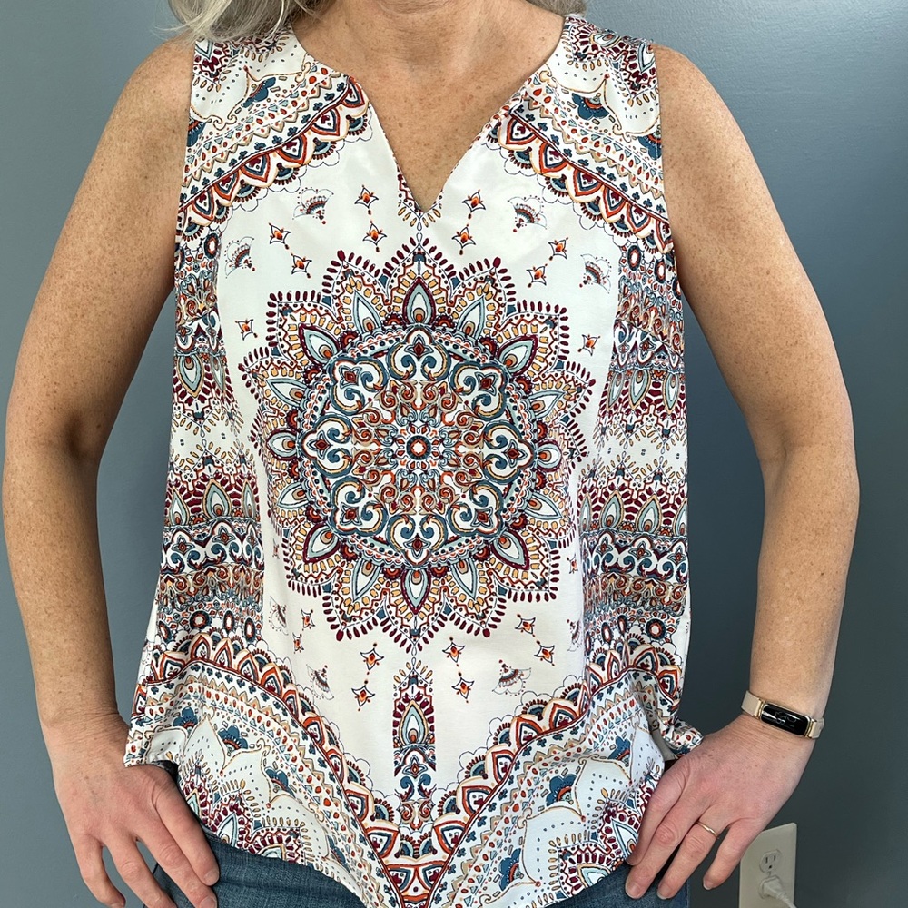 Verse size M Split Neck Top
